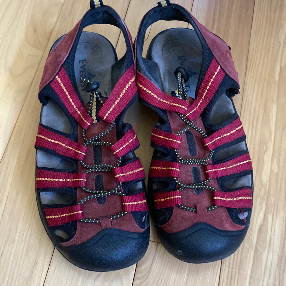 Everest Tahoe Red Shoe size 8.5